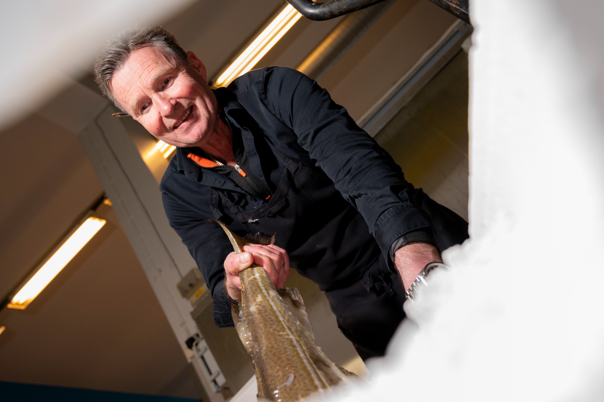 Et stort smil og en fersk fisk hos Fiskekroken