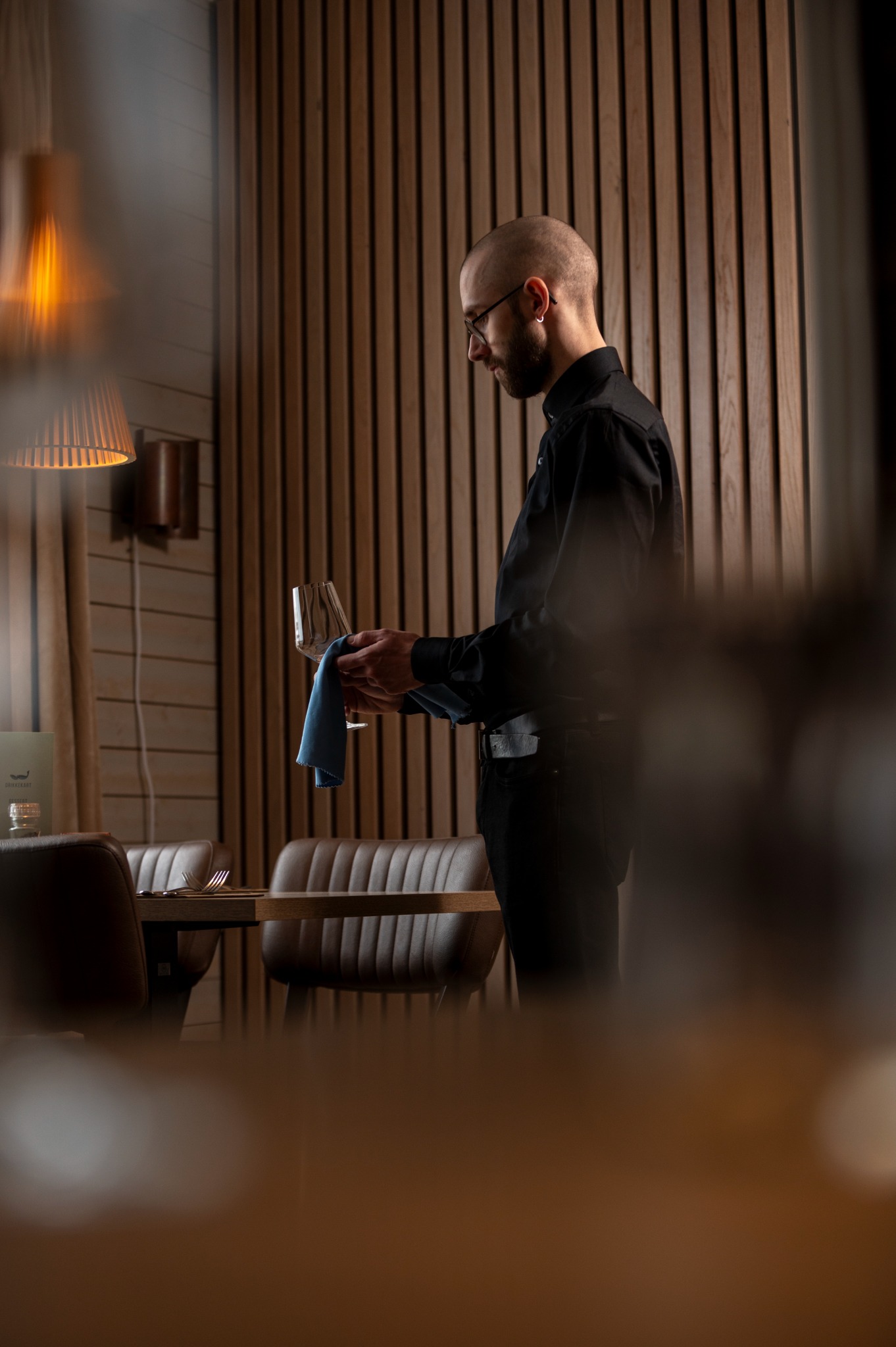En medarbeider serverer i restauranten.