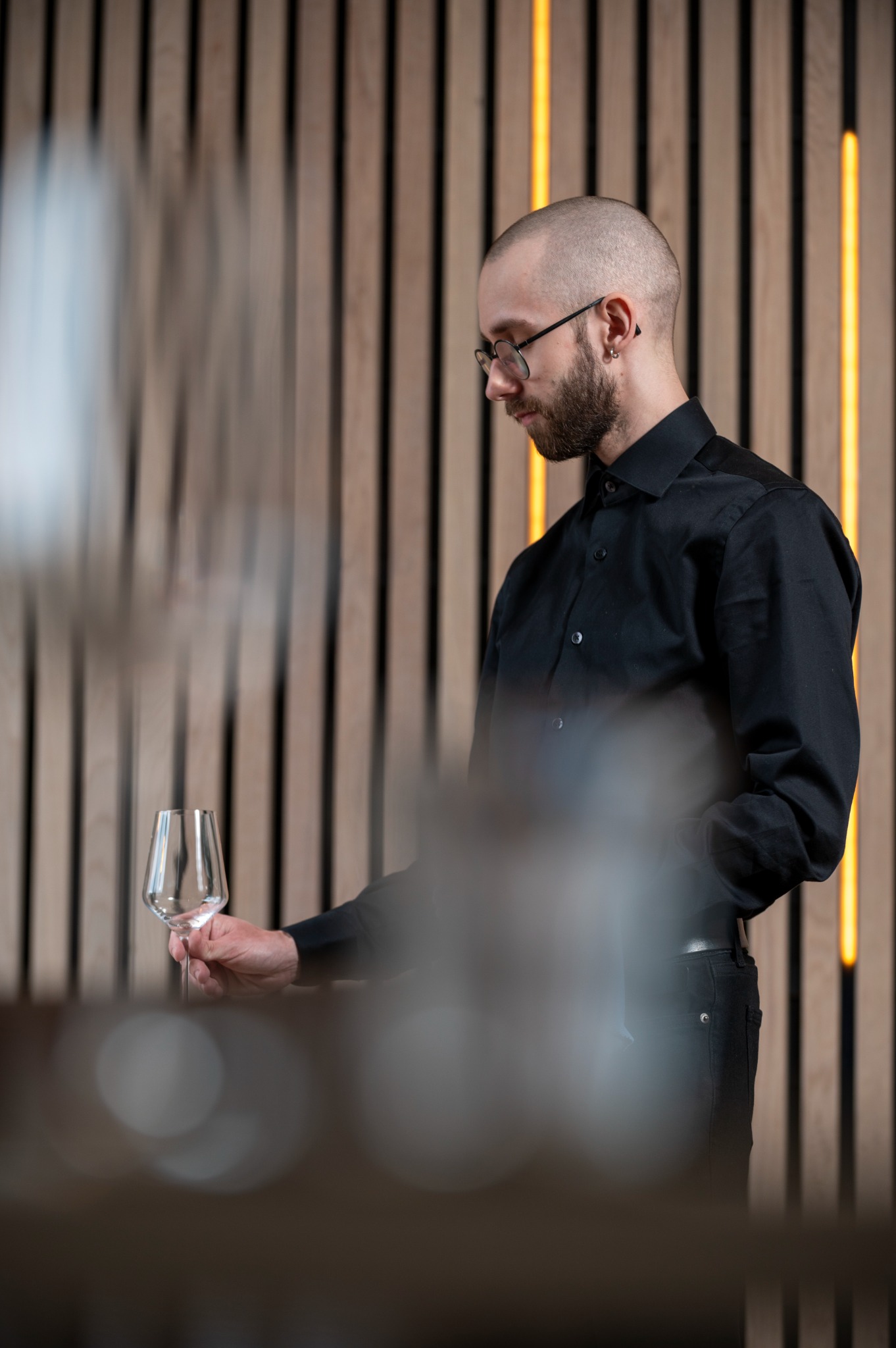 En medarbeider gjør klart i restauranten.
